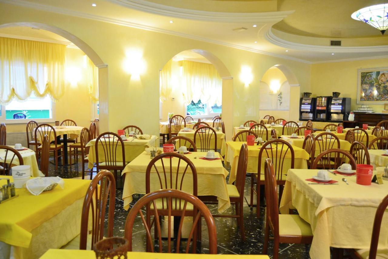 Hotel Ettoral Lido di Jesolo Bagian luar foto